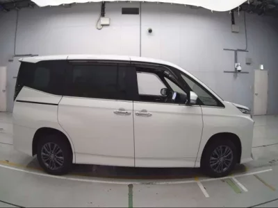 Toyota VOXY  с аукциона в Японии