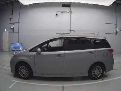 Toyota WISH  с аукциона в Японии