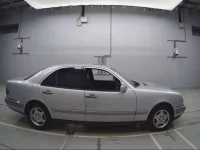Mercedes-Benz E CLASS лот № 38161 оценка 4  с аукциона в Японии 2