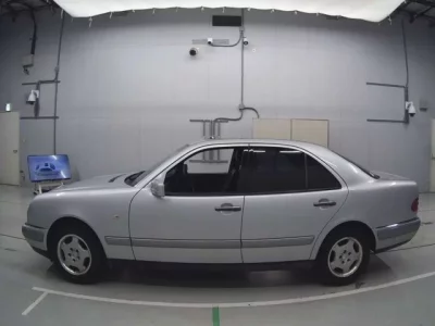 Mercedes-Benz E CLASS  с аукциона в Японии