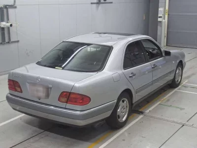 Mercedes-Benz E CLASS  с аукциона в Японии
