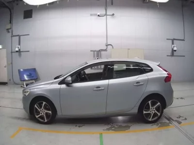 Volvo V40  с аукциона в Японии