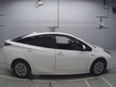 Toyota PRIUS  с аукциона в Японии