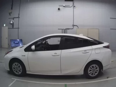 Toyota PRIUS  с аукциона в Японии