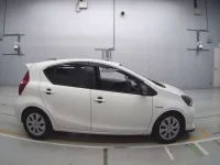 Toyota AQUA лот № 30022 оценка 4  с аукциона в Японии 2