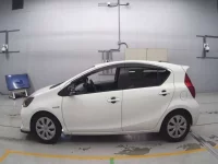 Toyota AQUA лот № 30022 оценка 4  с аукциона в Японии 3