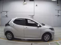 Toyota YARIS лот № 30092 оценка 3.5  с аукциона в Японии 2