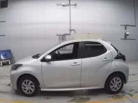 Toyota YARIS лот № 30092 оценка 3.5  с аукциона в Японии 3