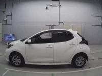 Toyota YARIS лот № 30096 оценка 4  с аукциона в Японии 3