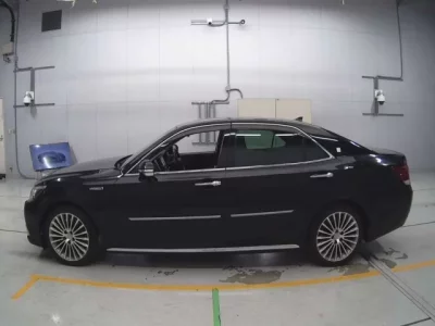 Toyota CROWN  с аукциона в Японии