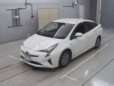 Toyota PRIUS  с аукциона в Японии