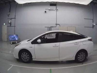Toyota PRIUS  с аукциона в Японии
