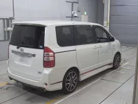 Toyota NOAH лот № 30354 оценка 4  с аукциона в Японии 1