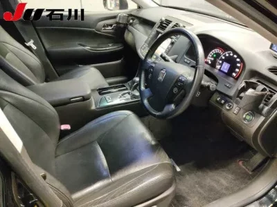 Toyota CROWN  с аукциона в Японии