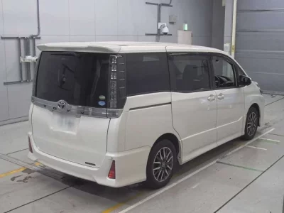 Toyota VOXY  с аукциона в Японии