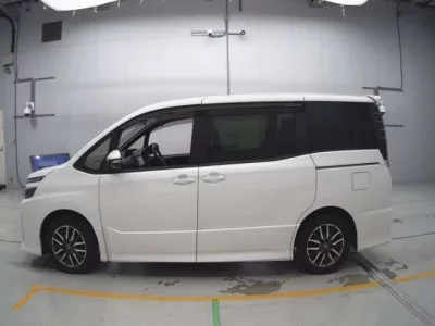 Toyota VOXY  с аукциона в Японии