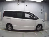 Toyota NOAH лот № 30529 оценка 4  с аукциона в Японии 2