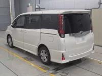 Toyota NOAH лот № 30529 оценка 4  с аукциона в Японии 5