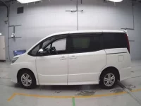 Toyota NOAH лот № 30529 оценка 4  с аукциона в Японии 3