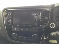 Mitsubishi OUTLANDER PHEV лот № 30581 оценка 4  с аукциона в Японии 9