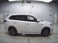 Mitsubishi OUTLANDER PHEV лот № 30581 оценка 4  с аукциона в Японии 2