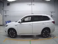 Mitsubishi OUTLANDER PHEV лот № 30611 оценка 3.5  с аукциона в Японии 3