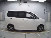 Toyota VOXY лот № 30704 оценка RA  с аукциона в Японии 2