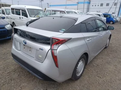 Toyota PRIUS  с аукциона в Японии