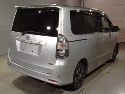 Toyota VOXY  с аукциона в Японии