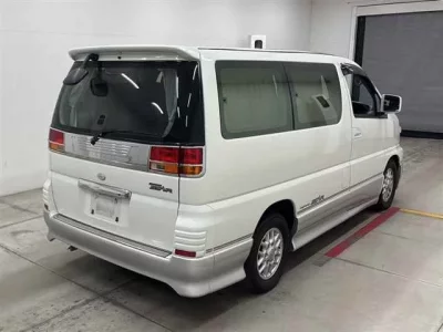 Nissan ELGRAND  с аукциона в Японии