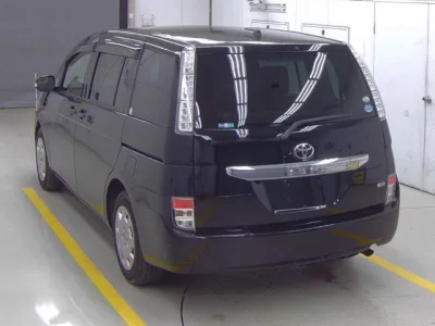 Toyota ISIS  с аукциона в Японии