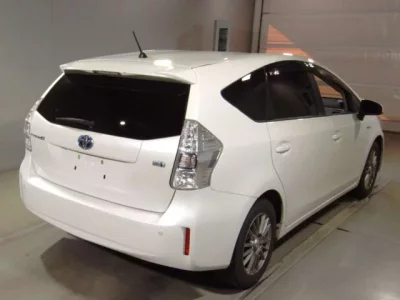 Toyota PRIUS ALPHA  с аукциона в Японии