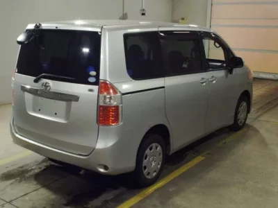 Toyota NOAH  с аукциона в Японии