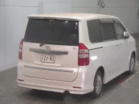 Toyota NOAH лот № 7027 оценка 3  с аукциона в Японии 3