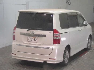 Toyota NOAH  с аукциона в Японии