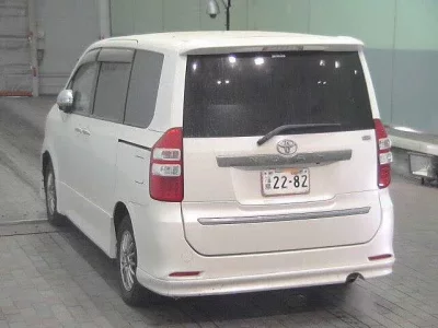 Toyota NOAH  с аукциона в Японии