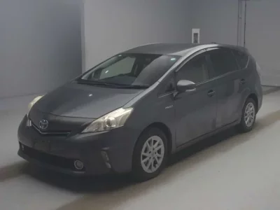 Toyota PRIUS ALPHA  с аукциона в Японии
