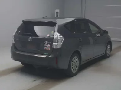 Toyota PRIUS ALPHA  с аукциона в Японии