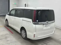 Toyota NOAH лот № 30074 оценка 4  с аукциона в Японии 1