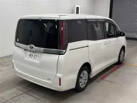 Toyota NOAH лот № 30074 оценка 4  с аукциона в Японии 4