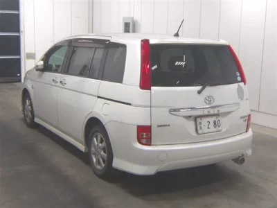 Toyota ISIS  с аукциона в Японии