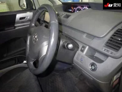 Toyota NOAH  с аукциона в Японии