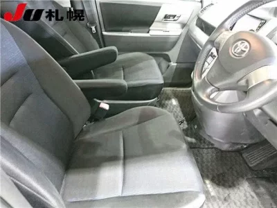 Toyota VOXY  с аукциона в Японии