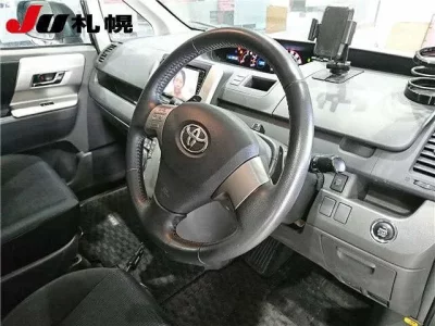 Toyota VOXY  с аукциона в Японии