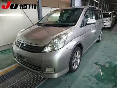 Toyota ISIS  с аукциона в Японии
