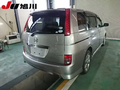 Toyota ISIS  с аукциона в Японии