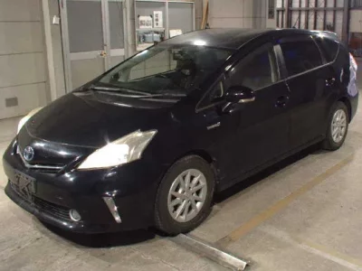 Toyota PRIUS ALPHA  с аукциона в Японии