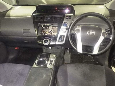 Toyota PRIUS ALPHA  с аукциона в Японии