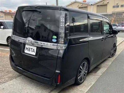 Toyota VOXY  с аукциона в Японии