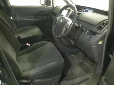 Toyota VOXY  с аукциона в Японии